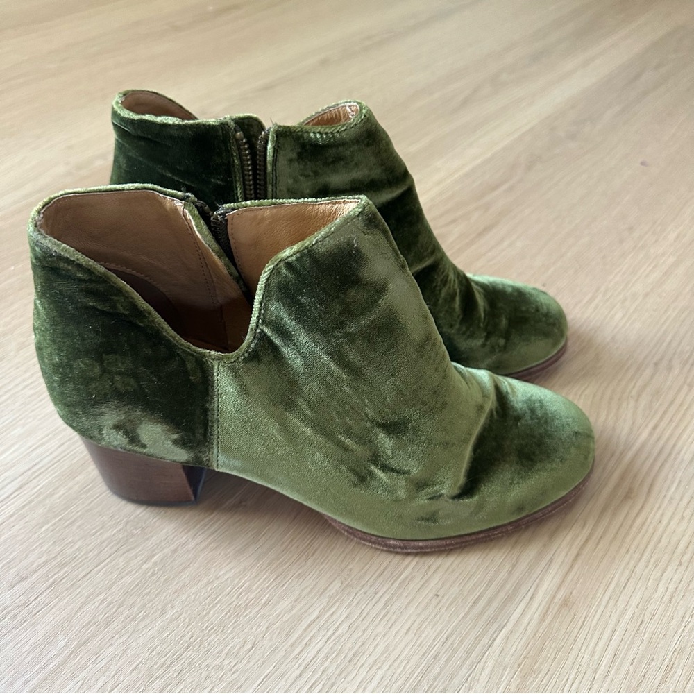 Patricia Nash Green Velvet Ankle Booties Size 10